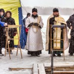 Отец Андрей освящает воду Турьи. Фото: Вадим Аминов, "ВК"