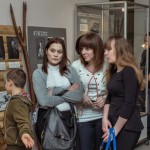 Девушки обсуждают выставку.
Фото: Вадим Аминов "ВК"