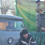Происходящее на сцене (выступали казаки) заинтересовало водителя. Фото: Александр Сударев, "ВК"
