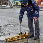 Асфальт на улице Попова далек от идеального. Фото: Вадим Аминов, "Вечерний Краснотурьинск"