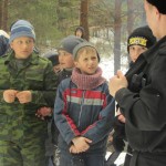 Ребята внимательно слушают своих воспитанников. Фото предоставлено Антоном Стронским.