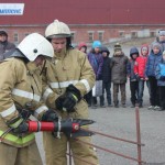 Пожарные демонстрируют работу гидравлических ножниц. Фото: предоставлено Даниилом Никифоровым. 