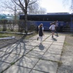Школьники бегут в автобус – впереди следующая остановка. Фото: Максим Глазков "ВК" 