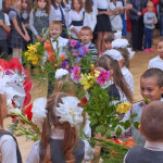 Завтрашние дошколята и сегодняшние детсадовцы дарят цветы первоклассникам. Фото: Вадим Аминов, "ВК"