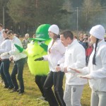 Команда "СКБ-банка" исполнила зажигательный танец вместе с мохнатым салатовым шариком. Фото: Алесмя Копылова, "ВК".