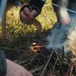 Еще одним условием испытания было то, что пламя костра должно было пережечь натянутую сверху нить. Фото: Алеся Копылова, "ВК".