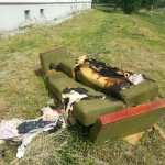 Обгоревший диван, который сразу выбросили после пожара. Фото: Максим Глазков «ВК»