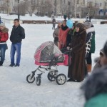 Акцию поддержали и мамы, пришедшие с колясками. Ориентировочно, таких мам было пятеро.  Фото: Александ Сударев, "Вечерний Краснотурьинск"