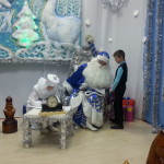 Сказочный волшебник узнал у каждого маленького гостя о новогоднем подарке. Фото: Юлия Лекомцева, "Вечерний Краснотурьинск"