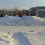 Перекресток улиц Коммунальная-Фурманова. Пешеходы вынуждены лавировать между снежных куч высотой в человеческий рост. Фото: Юлия Лекомцева "Вечерний Краснотурьинск"