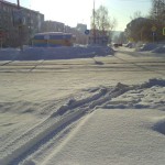 На крупных перекрестках проблема снежных валов более менее решена. Фото: Юлия Лекомцева "Вечерний Краснотурьинск"