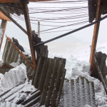 Крыша дома обвалилась около 21.00 2 февраля. Большинство жильцов уже были дома. Фото: Вадим Аминов "Вечерний Краснотурьинск"