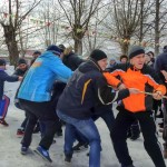 В перетягивании каната молодежь поселка проиграла старшему поколению дважды. Фото: Юлия Лекомцева "Вечерний Краснотурьинск"