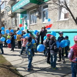 Дети из детского сада №19 подготовили для митинга воздушные шары  цветов российского флага. Фото: Юлия Лекомцева "Вечерний Краснотурьинск"