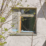 Окна в конце мая действительно еще были утеплены. Но кое-где имелись проблемы со стеклами – они были забиты другим материалом, в котором появились дырки. Фото: Вадим Аминов, "Вечерний Краснотурьинск".  