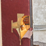 Входная дверь с задней стороны хоть и стоит железная, но также требует утепления и перетяжки. Фото: Вадим Аминов, "Вечерний Краснотурьинск". 