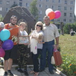 Семья Шульга фотографируется на память возле "камня любви"