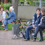 Встреча поколений. В парке для посетителей  установили 11 лавочкек. Фото: Александр Сударев, «Вечерний Краснотурьинск» 