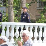 За порядком следят двое полицейских. Наряд ГИБДД отхранял еще и подступы. Фото: Александр Сударев, «Вечерний Краснотурьинск»