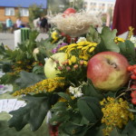 Практически сразу - у входа на территорию храма - гостей встречает цветочная "поляна"