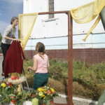 Девушки из салона "Флоренс" украшают свою мини-витрину - мастерят задник