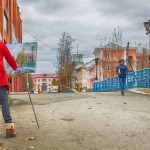 Рождение новой картины и вновь - здание гостиницы "Турья" вдалеке. Фото: Дмитрий Гордиенко