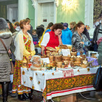 Народные промыслы всегда в моде, но пока к столу с туесками, всевозможными чашами, ковшичками народ только приглядывается