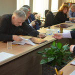 Депутаты подписывают письмо в Заксобрание, передавая его по кругу. Фото: Александр Сударев, "Вечерний Краснотурьинск"