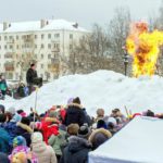 Горело ярко, весело и... снималось на мобильные телефоны. Финальный аккорд праздника длился минут пять-семь