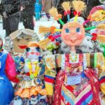 Все эти куклы - Масленицы, сделанные детьми. Эта выставка была представлена в городском дворце культуры незадолго до общего праздника, а на 26 февраля "выехала" на площадь