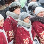 В праздничном концерте 26 февраля приняли участие многие творческие коллективы городского дворца культуры, но эти дамы в богатых костюмах особенно колоритно вписались в снежный день