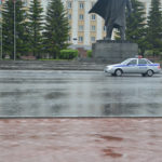 Полицейская машина сделала несколько  кругов площади и ретировалась. К месту акции она проезжала несколько раз. Фото: Александр Сударев, "Вечерний Краснотурьинск"