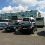 Парковка перед ДА БАЗа полностью была занята машинами и автобусами на которых привезли участников форума. Фото: Юлия Лекомцева, "Вечерний Краснотурьинск"