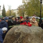 Алые гвоздики стали символом церемонии открытия.Фото: Юлия Лекомцева, "Вечерний Краснотурьинск" 