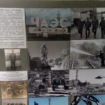 Под навесом, рядом с памятником, была организованна выставка фотографий с мест радиационных катастроф. Фото: Юлия Лекомцева, "Вечерний Краснотурьинск" 