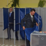 Мужчины из комиссии приступают к демонтажу избирательных конструкций. Фото: Александр Сударев, "Вечерний Краснотурьинск"   