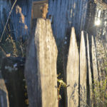 Покосившийся забор - примета многих бараков в поселке Воронцовка Фото: Александр Сударев, "Вечерний Краснотурьинск"