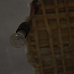 Снова у соседей: лампа есть, электричества нет. Фото: Александр Сударев, "Вечерний Краснотурьинск"
