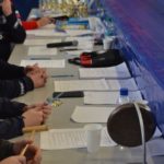 Стол организаторов и судей - всегда в куче бумаг. Фото: Александр Сударев, "Вечерний Краснотурьинск"