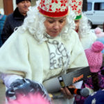 Приятным сюрпризом для детей стало угощение сладостями. Фото: Вадим Аминов, "Вечерний Краснотурьинск". 