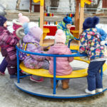 Детские площадки пользуются популярностью и днем, и вечером. Фото: Вадим Аминов, "Вечерний Краснотурьинск". 