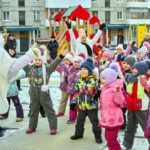 Два снеговика развлекали детей. Фото: Вадим Аминов, "Вечерний Краснотурьинск". 