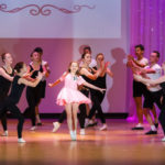 Большинство участниц занимаются в танцевальных студиях. На конкурсе девочек поддерживали партнеры по сцене. Фото: Александр Казаков. 