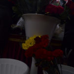 Судя по трем полупустым корзинам цветов не ожидалось, что придет много народу.  Фото: Александр Сударев, "Вечерний Краснотурьинск"