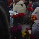 Ближе к концу траурной церемонии для цветов практически не оставалось свободного места в корзинах.  Фото: Александр Сударев, "Вечерний Краснотурьинск"