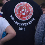 Обоим гостям подарили футболки будущего турнира. Фото: Александр Сударев, "Вечерний Краснотурьинск"
