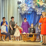 Во время конкурса "Салон красоты", когда бабушкам нужно было сделать прическу, все участницы вышли на сцену одновременно