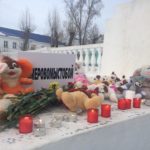 Свечи, цветы, игрушки - в Парке влюбленных тоже создан народный мемориал в память о погибших в Кемерово. Фото предоставлено Анастасией Куреневой
