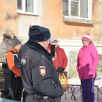 Полицейские тоже не лыком шиты. Тоже снимают видео. Фото: Александр Сударев, "Вечерний Краснотурьинск"