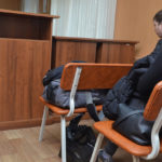 Роман Клепфер  пришел в суд приготовленным -  с вещами.  Фото: Александр Сударев, "Вечерний Краснотурьинск"